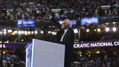 Bernie Sanders talar vid demokraternas partikonvent i Philadelphia 25.7.2016