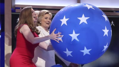 Chelsea Clinton och hennes mor, presidentkandidaten Hillary Clinton vid avslutningen av demokraternas partikonvent i Philadelphia