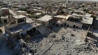 Flygbild 25.8.2019 visar förstörda byggnader efter att syriska regeringsstyrkor bombat byn Al-Tahh i provinsen Idlib. 