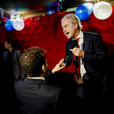 Nederländska ytterhögerledare Geert Wilders på väg att hålla sitt tacktal under valkvällen 