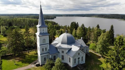 Rautjärvi kyrka fotograferad snett uppifrån.