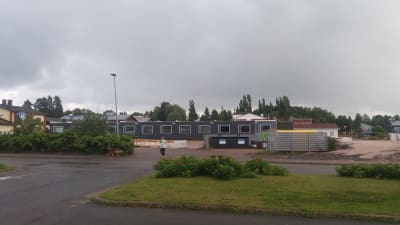 Bild av baracker för skolelever i Aleksis KIven koulu i Sjundeå.