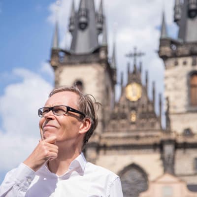 kaj arnö vid katedral i Prag, håller sig om hakan