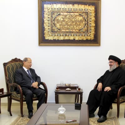 Den förre arméchefen Michel Aoun (tv) har länge samarbetat med den shiamuslimska Hizbollah-ledaren Hassan Nasrallah (th)