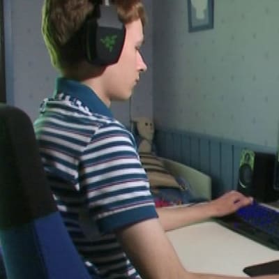 Poika (Jonne Sotala) pelaa tietokoneella