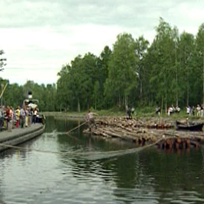 Naiset nipunvedossa -perinnenäytös Heinävedellä Varistaipaleen kanavalla 2004