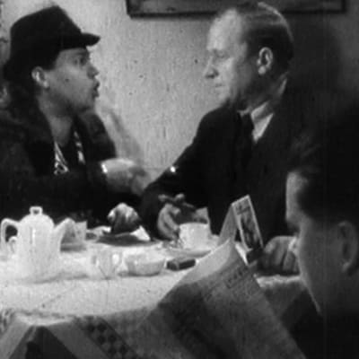 Siiri Angerkoski ja Uuno Laakso sotasalaisuuksista valistavassa filmissä 1940.
