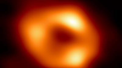 Bild av svart hål som finns i centrum av Vintergatan, den galax som jorden är en del av. Bilden har tagits med hjälp av åtta radioteleskop.