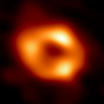 Bild av svart hål som finns i centrum av Vintergatan, den galax som jorden är en del av. Bilden har tagits med hjälp av åtta radioteleskop.