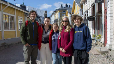 Fem medlemmar av familjen Parkington från USA turistar i Gamla stan i Borgå.