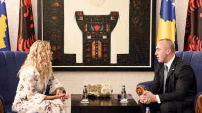 Den Kosovofödda popstjärnan Rita Ora i möte med Kosovos premiärminister Ramush Haradinaj i Pristina.