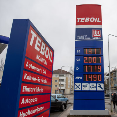 Teboilin pihassa olevassa hintataulussa on polttoaineiden hintoja. 98-oktaanisen bensan litrahinta on sentin yli kaksi euroa.