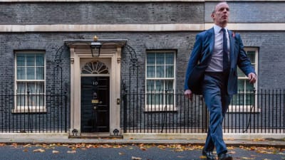 Dominc Raab går utanför brittiska premiärministerns hus.