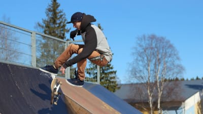 Benjamin Blom testar den nya skateparken i Kokon i Borgå.