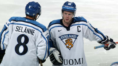 Teemu Selänne och Saku Koivu på isen