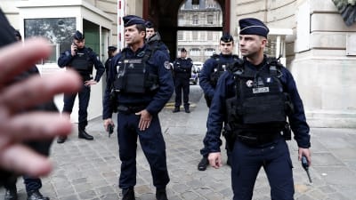 Poliser utanför Paris huvudpolisstation efter knivattacken inne i byggnaden.