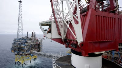 En arbetare i en lyftkran vid olje- och gasfältet Sleipner i Nordsjön i maj 2008.