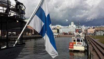Södra hamnen i Helsingfors år 2015. Finlands flagga i förgrunden och bland annat Helsingfors domkyrka i bakgrunden. 