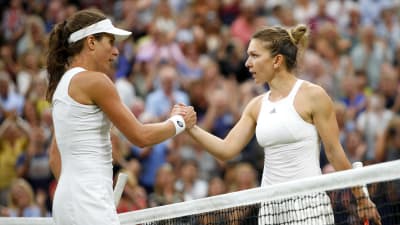 Johanna Konta och Simona Halep på Wimbledongräset.