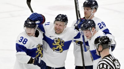 Leo Komarov jublar tillsammans med lagkamrater. 