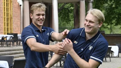 Mikko Rantanen och Kaapo Kakko skrattar.