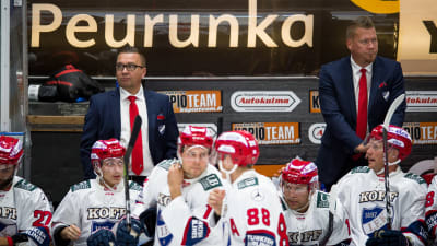 Ari-Pekka Selin och Jarno Pikkarainen i IFK:s spelarbås.