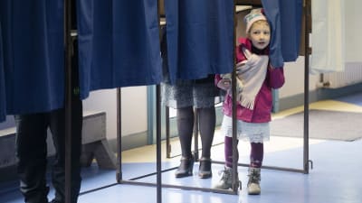 Liten flicka i vallokal i Henin-Beaumont i norra Frankrike.