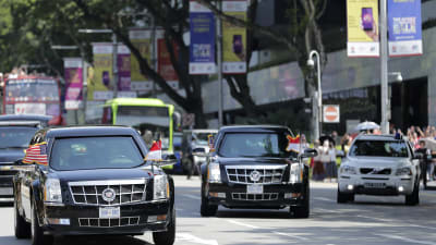 Trumps bilkonvoj på väg mot presidentpalatset i Singapore och mötet med Singapores premiärminister Lee Hsien Loong på måndagen. 