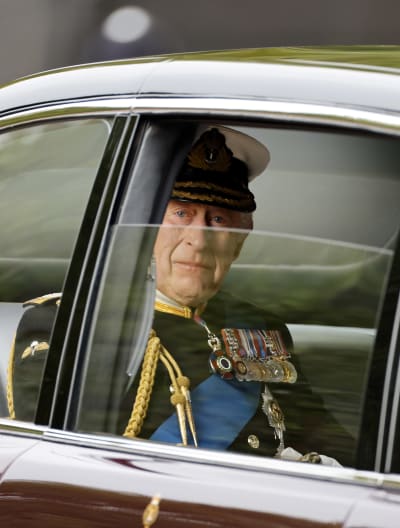 Kung Charles III sitter i en bil.