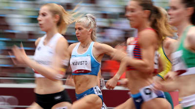 Sara Kuivisto löper omgiven av tre andra idrottare.