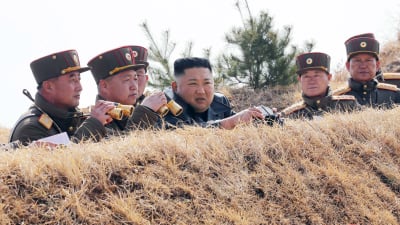 Nordkoreanska medier har under den här månaden visat bilder av hur Kim Jong-Un har omgärdats av höga officerare utan ansiktsmasker. Det anses bevisa att den högsta ledningen i landet har testats för coronaviruset. 