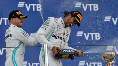 Bottas och Hamilton sprutar champagne på varandra. 