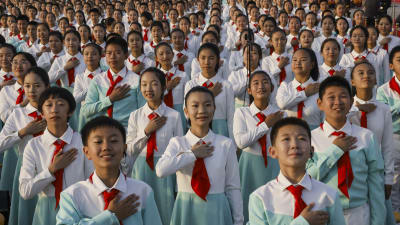 Också barn deltar i firandet av det kinesiska kommunistpartiets 100-årsdag på Himmelska fridens torg i Peking.