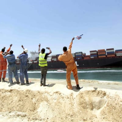 Fartyg som provåker den nya Suezkanalen.
