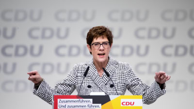 Annegret Kramp-Karrenbauer under CDU:s partidag i Hamburg 7.12.2018.