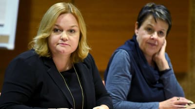 Krista Kiuru i förgrunden och Social- och hälsovårdsministeriets kanslichef Kirsi Varhila i bakgrunden.