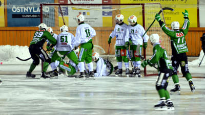 Nästan mål i bandymatch.