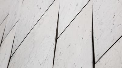 Lossnande marmorplattor i Finlandiahusets fasad