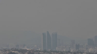 Luftföroreningar ligger täta i Mexiko City 2.5.2016 där sikten är mycket dålig.