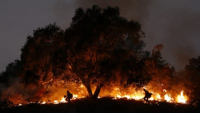Två brandsoldater bekämpar skogsbranden i Kalifornien i december 2017.