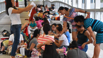 En grupp filippinska gästarbetare i hongkong