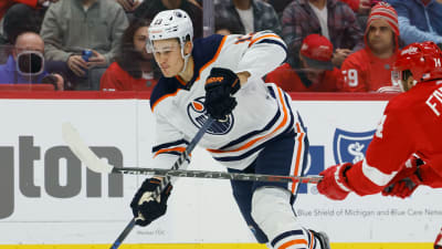 Jesse puljujärvi skjuter bredvid Detroitspelare.