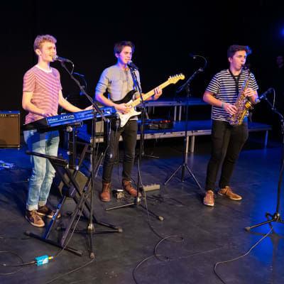 Gruppen The WaLe's uppträder på Grand Beat 2019. Vinnargruppen består av medlemmarna (från vänster): Felicia Wadenström, Simon Wadenström, Elias Knaapinen, Vide Lerviks och Birk Lerviks.