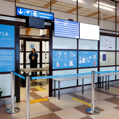 Turvatarkastuksen portti Kemi-Tornion lentoasemalla.