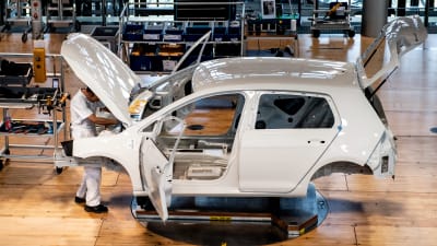 En bil byggs vid en Volkswagen-fabrik i Tyskland.