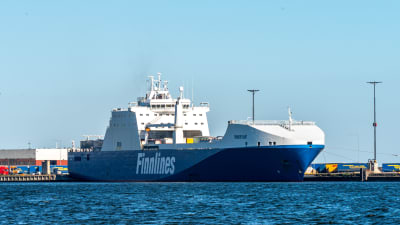 Finnlines fraktfartyg i Hangö hamn