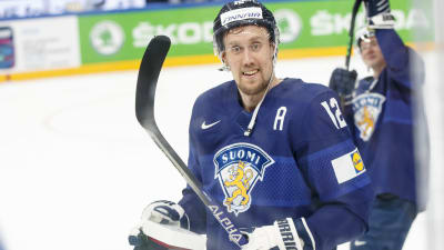 Marko Anttila poseeraa parhaan pelaajan palkinnon kanssa.