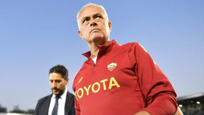 Jose Mourinho blickar åt sidan.