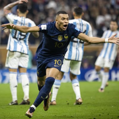 Kylian Mbappé firar mål.