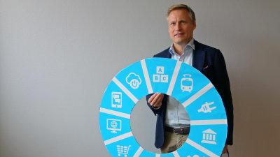 Fredrik Lindén håller upp My Data-logon.